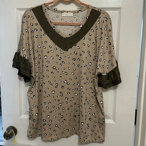 Cheetah print tan,black with gold shimmer on neck and sleeves. Sz Xl $10